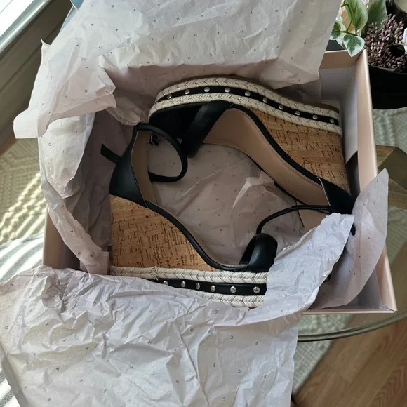 New BCBG generation wedges . Size 7.5 - Picture 7 of 7
